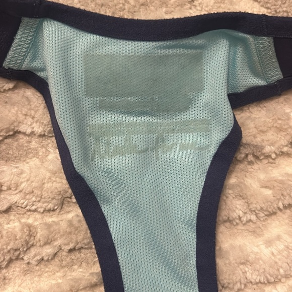 Under Armour Compression Sports Bra Zip Up Front Size 32DD Heat Gear Workout - Picture 5 of 6